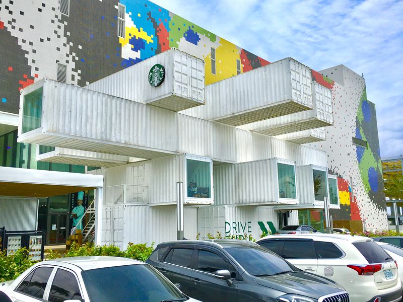 白色貨櫃星巴克