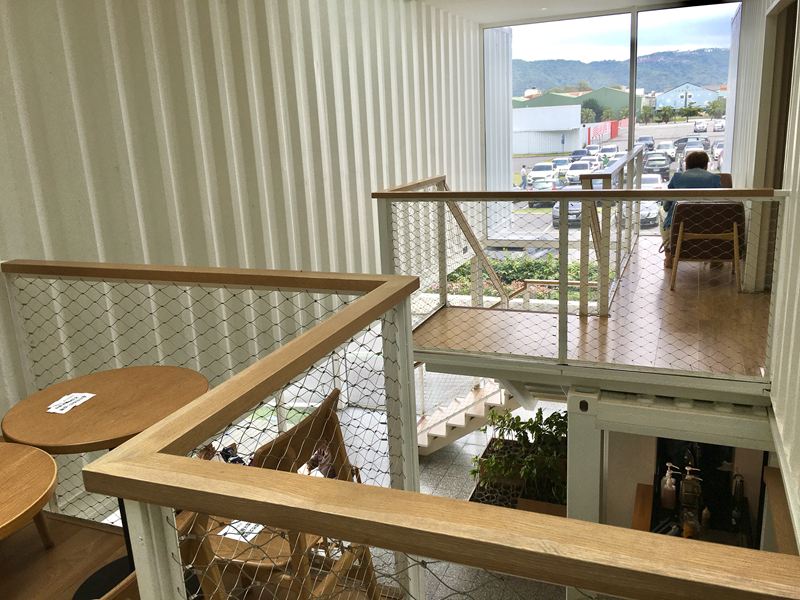 白色貨櫃星巴克