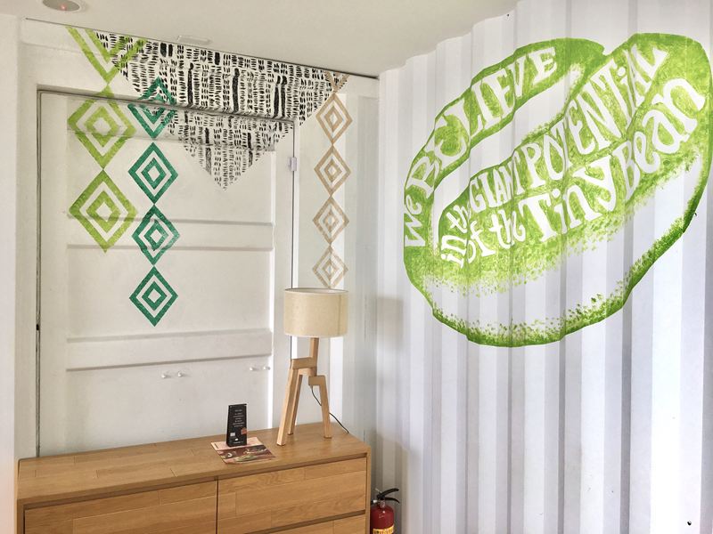 白色貨櫃星巴克